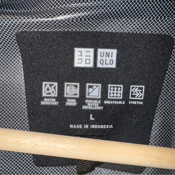 Uniqlo Black Hooded Wind Rain Jacket Coat Large raincoat weather proof - Picture 5 of 6